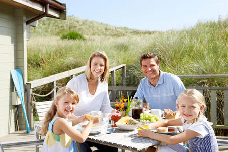 度假一家人在户外吃饭图片