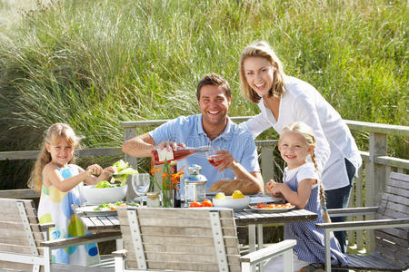 度假一家人在户外吃饭图片