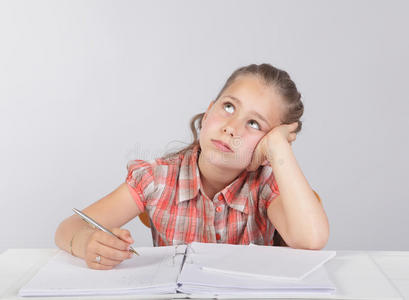 分散注意力的小学生做作业照片