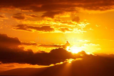 金色夕阳云图片