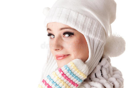 穿冬衣的年轻女子。