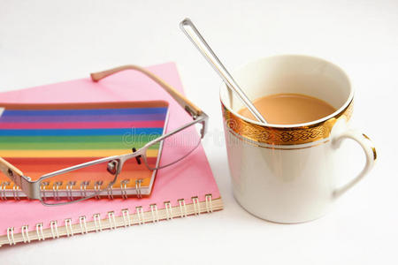 彩色笔记本眼镜和咖啡杯