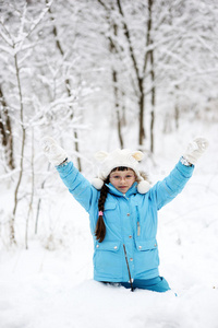 雪冬林里可爱的小女孩