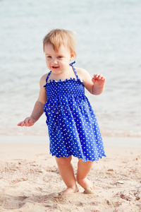 沙滩上的女婴