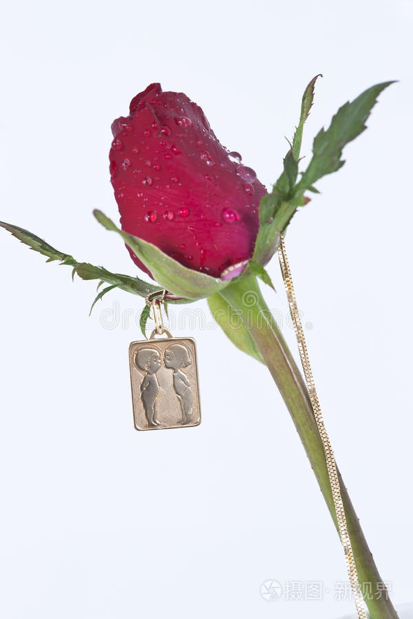 情人亲吻红玫瑰金色吊坠