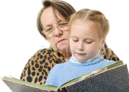 奶奶孙女看书