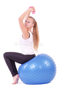 在健身房拿着蓝球的女人图片
