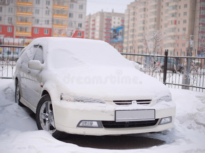 雪地里的车