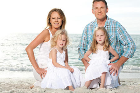 父亲 夫妇 孩子们 成人 起源 白种人 女孩 海滩 闲暇
