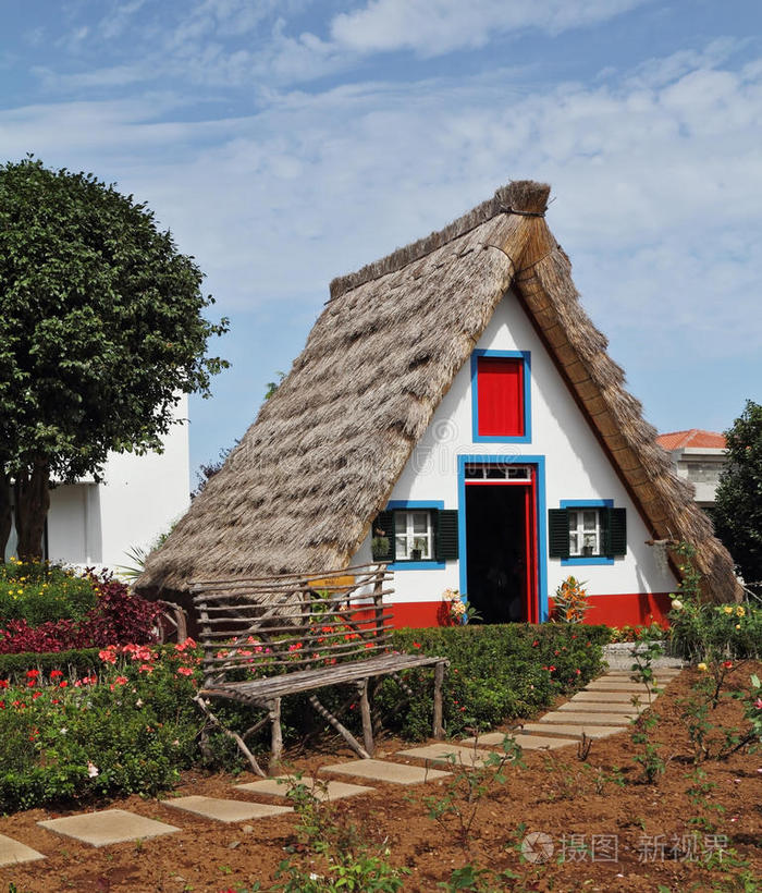 三角形茅草屋顶的舒适小屋照片-正版商用图片0l2msu-摄图新视界