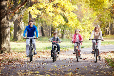 骑自行车的家庭