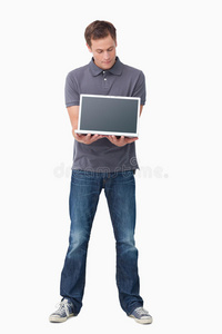 年轻人展示他的笔记本电脑屏幕