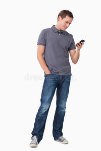 年轻人用手机打短信