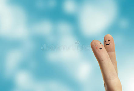 两个幸福的手指拥抱，用爱微笑