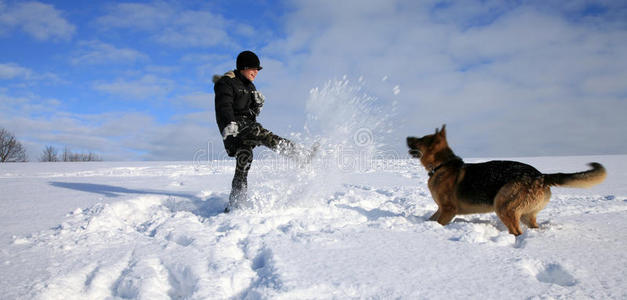 男孩和狗在雪地里玩耍