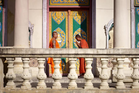 两位年轻的僧侣在佛塔中会合敬礼