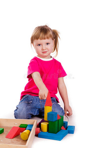 小女孩用立方体建造城堡