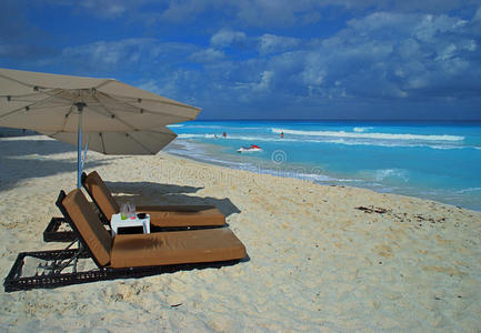 墨西哥坎昆的海滩和椅子
