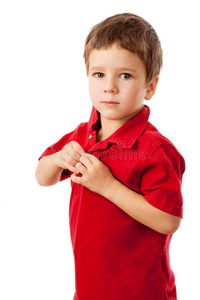 穿红衬衫的严肃的小男孩