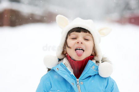 可爱的穿着雪衣的小女孩在户外摆姿势