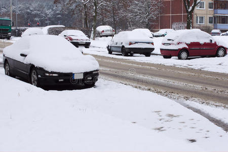 街上雪地里的汽车