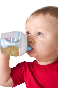 婴儿喝瓶装果汁