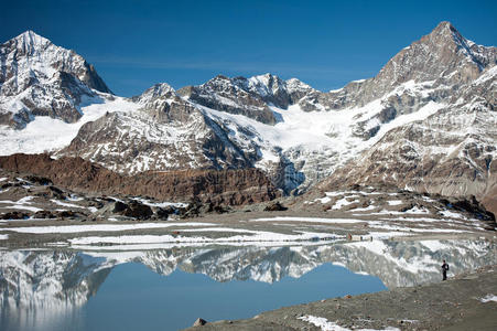 站在山湖边的游客