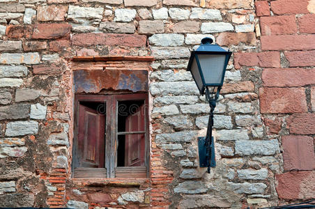 西班牙科尔巴托古董灯笼破墙图片