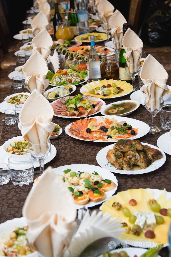 餐桌上的食物照片-正版商用图片0l3h77-摄图新视界