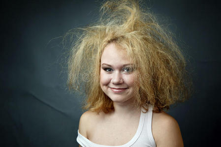 蓬头垢面的风趣女子照片