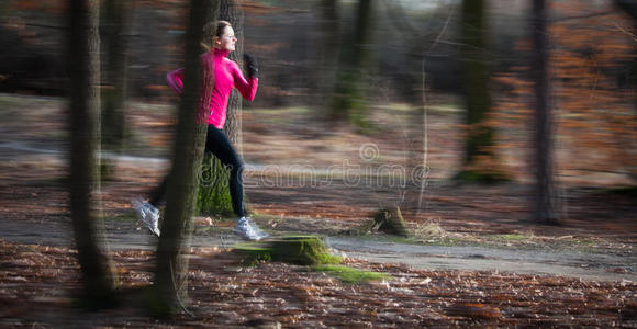 一个年轻女子在城市公园户外跑步