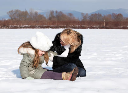 母亲和女儿在享受美丽的冬日