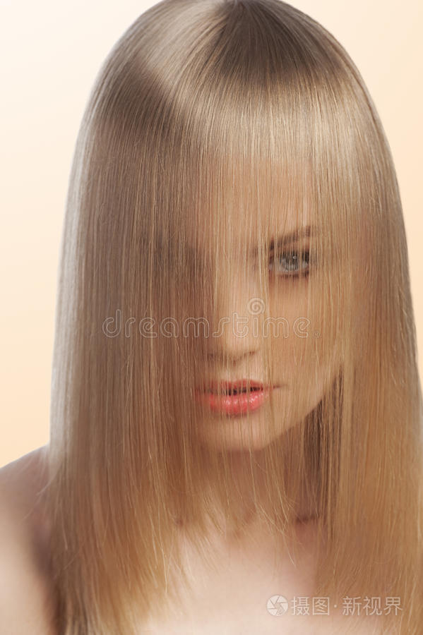 时装女郎用头发遮脸特写