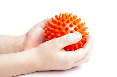 按摩刺球带按摩球的男孩手照片