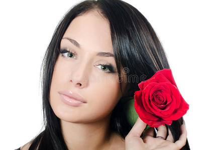 有着漂亮头发和红玫瑰的女孩