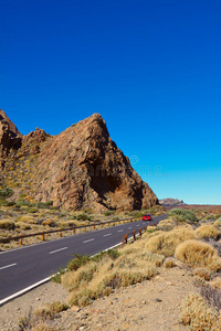 火山口中冰冻熔岩中的道路图片