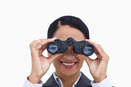 微笑的女售货员使用间谍眼镜的特写镜头