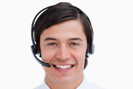 戴着耳机的微笑男性呼叫中心代理