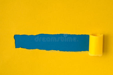 黄色撕开的纸，蓝色空白处有文字