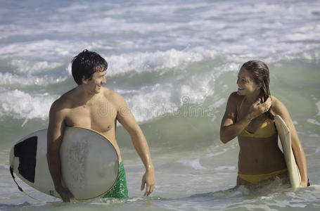 在夏威夷冲浪的年轻夫妇图片
