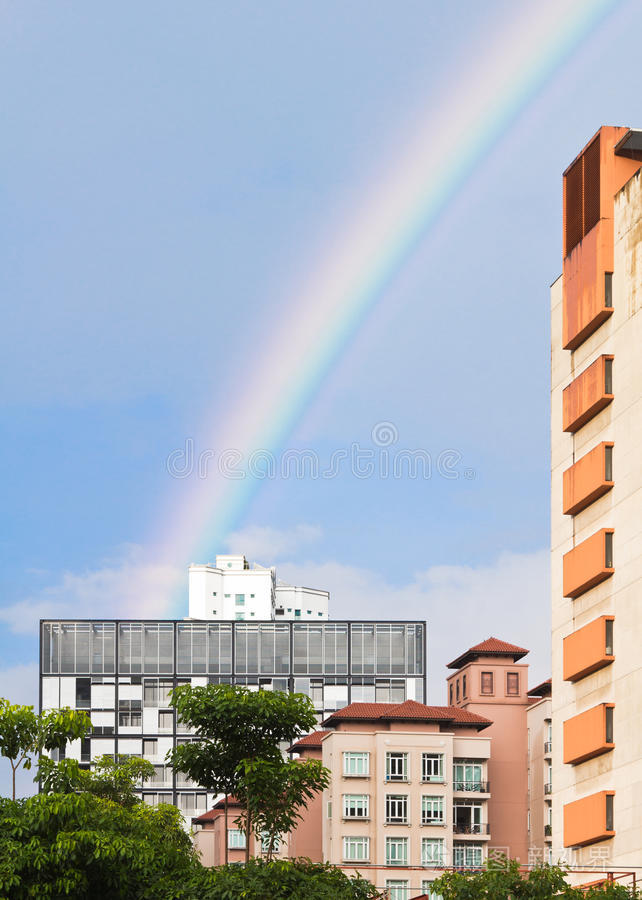 高层建筑上的彩虹