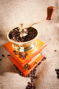 咖啡的味道。咖啡豆和咖啡研磨机