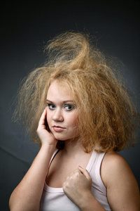 幽默风趣的图文蓬头垢面的风趣女子照片