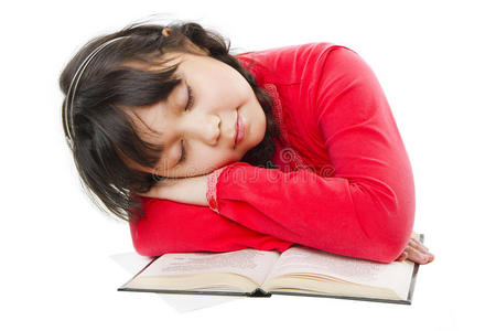 睡在书上的女孩