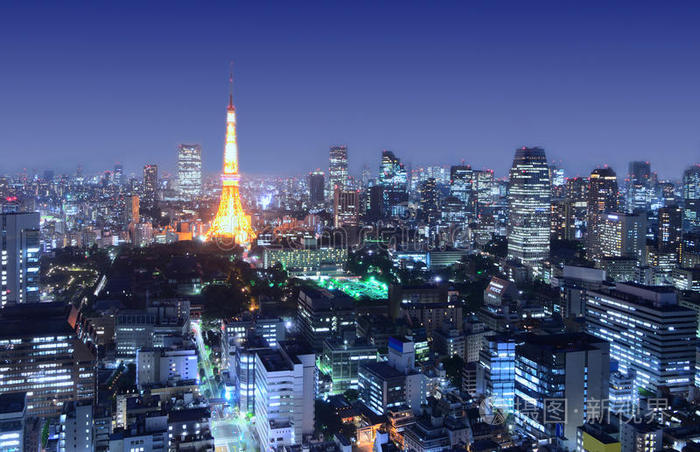 东京塔矗立在minato ku城市景观之中