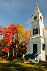 白色教堂和秋天的颜色。