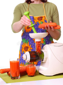 女人准备榨汁机和胡萝卜图片