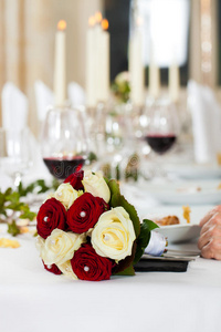 婚宴桌上的花束图片
