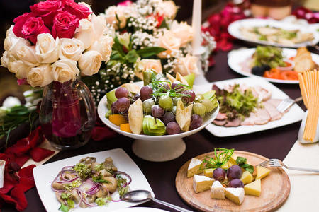 餐桌上的食物摆盘餐桌上的食物照片