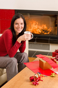 圣诞礼物包装女性饮品家庭壁炉图片